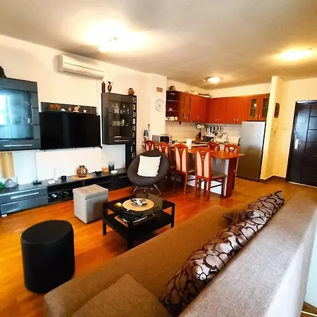 Riposo - Excellent Location, Free Parking Apartment