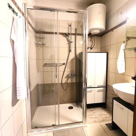 Riposo - Excellent Location, Free Parking Apartment