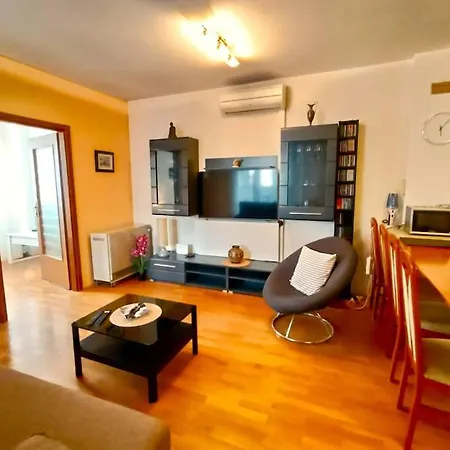 Riposo - Excellent Location, Free Parking Apartment *
